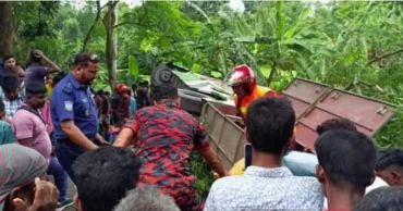 মাগুরায় বাসের ধাক্কায় ভ্যানচালকসহ নিহত ৩, আহত ১৫