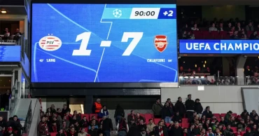 ৭-১ গোলে জয়ের রাতে রেকর্ড গড়ে কোয়ার্টারের পথে আর্সেনাল