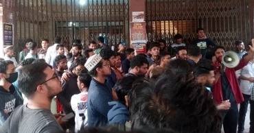 পোষ্য কোটা বাতিলের দাবিতে জাবির প্রশাসনিক ভবন অবরোধ