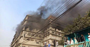 হাজারীবাগে চামড়ার গুদামে আগুন