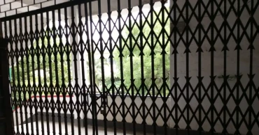 জবি শিক্ষার্থীকে মারধর ও পুলিশে সোপর্দ, প্রতিবাদে বিভাগের গেটে তালা