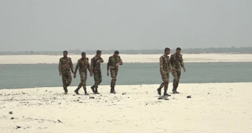 পদ্মা নদীতে বালু দস্যুদের বিরুদ্ধে যৌথবাহিনীর অভিযান, ড্রেজার-ট্রলার জব্দসহ আটক ৫