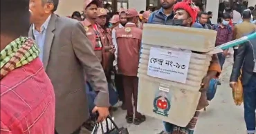 নরসিংদীর ৫টি আসনের ভোটকেন্দ্রে যাচ্ছে নির্বাচনি সরঞ্জাম