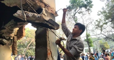 ধানমণ্ডি ৩২: সরঞ্জাম লুটতে ব্যস্ত অনেকে, কেউ করছে চুরি