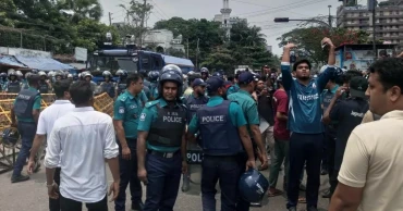 জবি শিক্ষার্থীদের ওপর কাঁদানে গ্যাস-সাউন্ড গ্রেনেড নিক্ষেপ