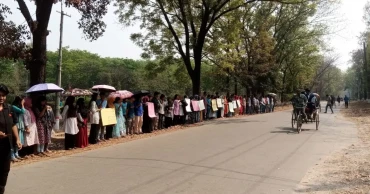ধর্ষকদের শাস্তি ও নারীদের নিরাপত্তার দাবিতে জাবিতে মানববন্ধন