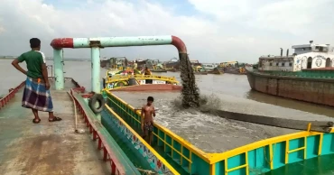 মেঘনার পাড় ঘেঁষে বালু উত্তোলন: হুমকিতে বাঁধ, আতঙ্কে স্থানীয়রা