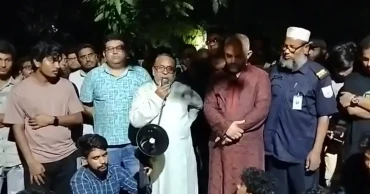 খুবি শিক্ষকের উপর ছাত্রের হামলা, প্রতিবাদে মধ্যরাতে শিক্ষার্থীদের বিক্ষোভ 