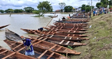 বর্ষাকালেও হাওরে পানি নেই, ঋণের টাকায় নৌকা বানিয়ে দুশ্চিন্তায় ব্যবসায়ীরা