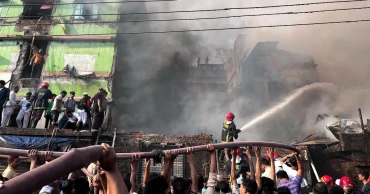 রাজধানীর ইসলামবাগে ভবনে আগুন, আশপাশে ছড়িয়েছে আতঙ্ক