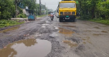 ঝিনাইদহে ভাঙাচোরা সড়কে যোগাযোগ ব্যবস্থা বিপর্যস্ত