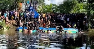 বাস নিয়ন্ত্রণ হারিয়ে খালে পড়ে লক্ষ্মীপুরে নিহত ২, আহত ১৫