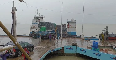 বৈরী আবহাওয়ায় মানিকগঞ্জের দুই নৌরুটে ফেরি ও লঞ্চ চলাচল বন্ধ