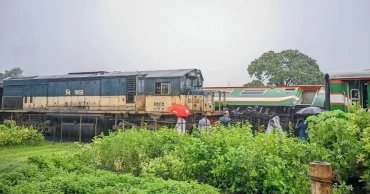 লালমনিরহাটে দুই ট্রেনের সংঘর্ষে দুটি বগি লাইনচ্যুত