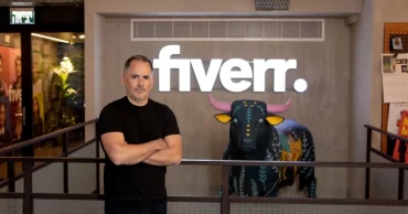 আপনার চাকরি খেয়ে ফেলবে এআই: ফাইভারপ্রধানের হুঁশিয়ারি