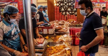 রাজধানীতে মধ্যবিত্তের পছন্দ বেইলি রোডের ইফতার আইটেম