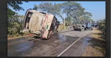 কুমিল্লায় বাস-অটোরিকশা-মোটরসাইকেলের ত্রিমুখী সংঘর্ষ,  দগ্ধ হয়ে ৪ জনের মৃত্যু