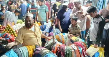 ধনীদের আস্থা ব্র্যান্ডে, ফেনীতে ফুটপাতেই ভরসা গরিবের