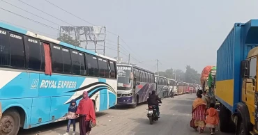 মানিকগঞ্জে ঘন কুয়াশায় চলছে না ফেরি, আটকা ৪ শতাধিক যানবাহন