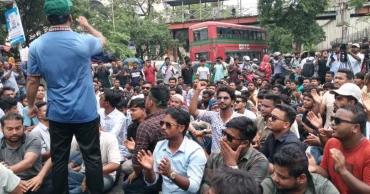 বৃষ্টির মধ্যেই শাহবাগ মোড়ে ছাত্রদলের অবস্থান, যান চলাচল বন্ধ