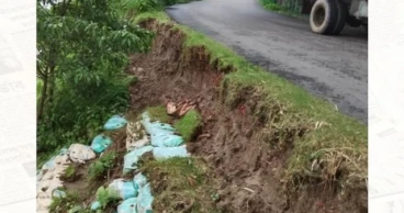 সুরমার ভাঙনের কবলে ছাতক-আন্ধারীগাঁও-সুনামগঞ্জ সড়ক