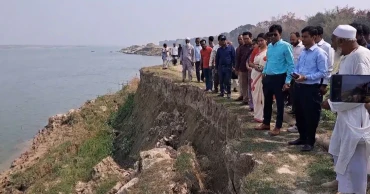অবৈধ ড্রেজিং চলছেই, ভাঙন ঝুঁকিতে পদ্মাপাড়ের ৭ গ্রাম