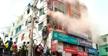 বাগেরহাটে বাণিজ্যিক ভবনে অগ্নিকাণ্ডে নারীর মৃত্যু, আহত ৩০