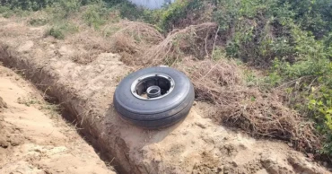 কক্সবাজার থেকে উড্ডয়নের পর খুলে পড়ল বিমানের চাকা