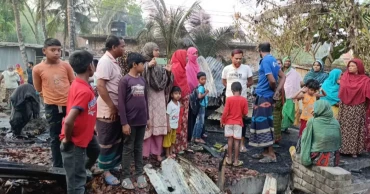 অগ্নিকাণ্ডে ঘর পুড়ে ছাই, খোলা আকাশের নিচে ঝিনাইদহের ৯ পরিবার