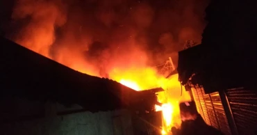মতলব বাজারে অগ্নিকাণ্ডে ১৫ দোকান ভস্মীভূত, আহত ১৫