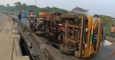 মেঘনা সেতুতে মালবাহী ট্রাক উল্টে দীর্ঘ যানজট, দুর্ভোগে যাত্রীরা