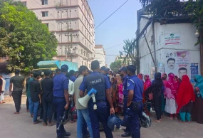 গাজীপুরে ৯ দফা দাবিতে শ্রমিকদের বিক্ষোভ