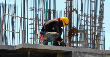 সংকুচিত হয়েই চলেছে দেশের শ্রমবাজার, রপ্তানি কমেছে প্রায় ৩০ শতাংশ