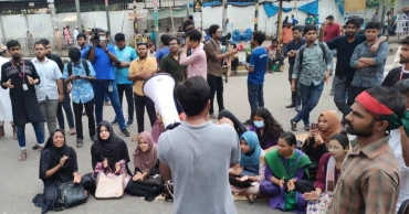 দাবি আদায়ে দ্বিতীয় দিনের মতো সড়‌কে জবির শিক্ষক-শিক্ষার্থীরা