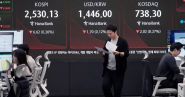 Asian markets mixed as DeepSeek boosts Chinese tech stocks