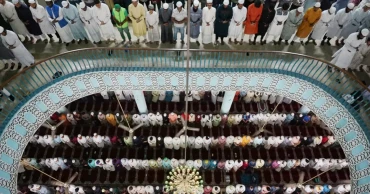 Thousands of Muslims throng Baitul Mukarram for 1st Friday prayers of Ramadan