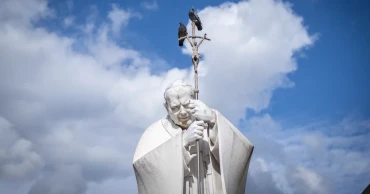 Pope rests after double pneumonia, needs ventilation