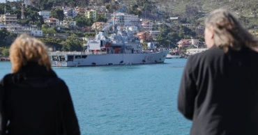 Italy sends rejected migrants to detention centres in Albania