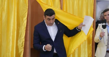 Hard-right candidate Simion secures decisive win in first round of Romania’s presidential redo