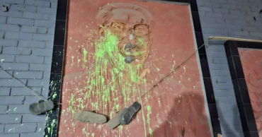 Student protesters demolish Sheikh Mujib's mural at JU