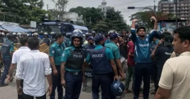 Police foil long march of JnU students near Jamuna