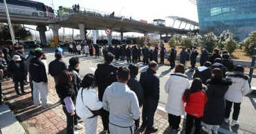 SKorea air crash investigators extract black box data as grieving families mourn the victims