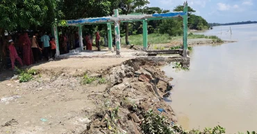 Par Bishnupur residents in Narial fall victims to riverbank erosion