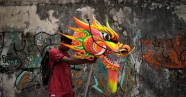 Indonesia welcomes the Year of the Snake with dragon puppets and drum displays