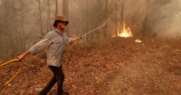 Australian PM calls up reservists as fire threats escalate