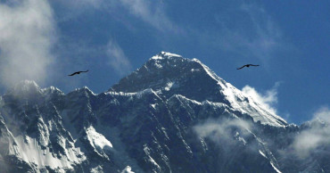 5 climbers attempt to scale Everest during harsh winter