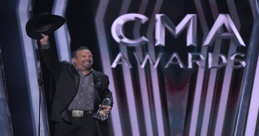 Despite female push, Garth Brooks bests Underwood at CMAs