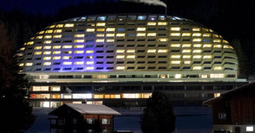 Trump on mission to sell US overseas as Senate trial resumes